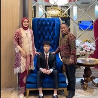 Melalui akun Instagram pribadinya Narji dan sang istri, Widiyanti, terlihat membagikan momen sang putra yang baru saja diwisuda. Rupanya Sena baru saja lulus dari pendidikan SMP-nya. Foto: Instagram/@diyan_narji