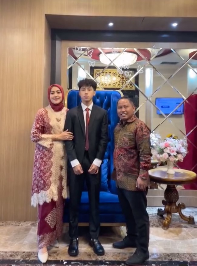 Terlihat Sena berpose bersama kedua orangtuanya. Meski baru lulus SMP namun tinggi Sena sudah mengalahkan kedua orangtuanya. Foto: Instagram/@diyan_narji