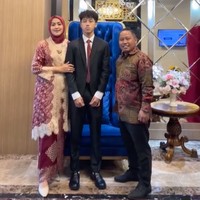 Terlihat Sena berpose bersama kedua orangtuanya. Meski baru lulus SMP namun tinggi Sena sudah mengalahkan kedua orangtuanya. Foto: Instagram/@diyan_narji