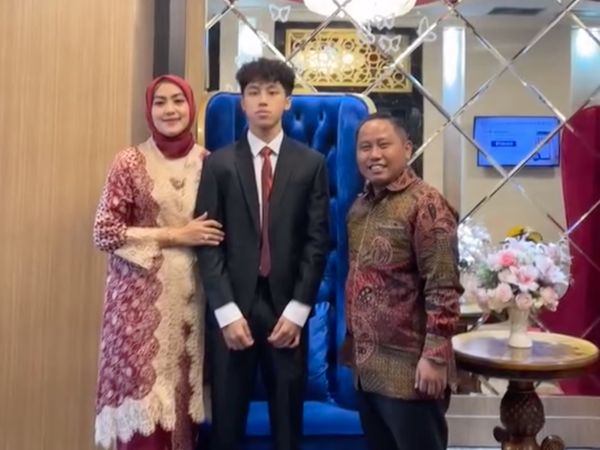 7 Potret Dracaena Athaya Putra Narji yang Baru Diwisuda, Dipuji Good Looking