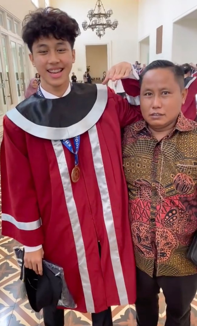 Berpose bersama, tinggi sang ayah, Narji bahkan hanya setelinga Sena. Unggahan Narji itu pun banjir beragam komentar netizen. Eh baru lulus SMP? Kirain udah lulus sarjana loh tinggi banget badannya. Bisa lebih tinggi lagi itu. Ikut basket atau voli kah? tanya salah satu netizen. Cakep anaknya wkwk, tambah komentar lain. Foto: Instagram/@diyan_narji