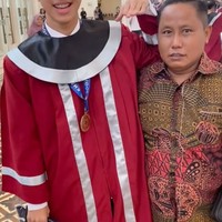 Berpose bersama, tinggi sang ayah, Narji bahkan hanya setelinga Sena. Unggahan Narji itu pun banjir beragam komentar netizen. Eh baru lulus SMP? Kirain udah lulus sarjana loh tinggi banget badannya. Bisa lebih tinggi lagi itu. Ikut basket atau voli kah? tanya salah satu netizen. Cakep anaknya wkwk, tambah komentar lain. Foto: Instagram/@diyan_narji