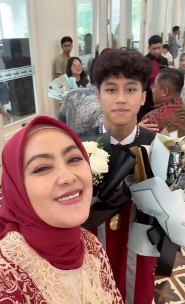 Sena juga terlihat berpose bersama sang bunda, Widiyanti. Terlihat Widiyanti yang begitu bahagia menyaksikan sang putra sudah diwisuda. Foto: Instagram/@diyan_narji