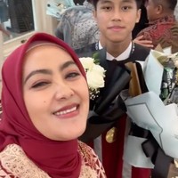 Sena juga terlihat berpose bersama sang bunda, Widiyanti. Terlihat Widiyanti yang begitu bahagia menyaksikan sang putra sudah diwisuda. Foto: Instagram/@diyan_narji