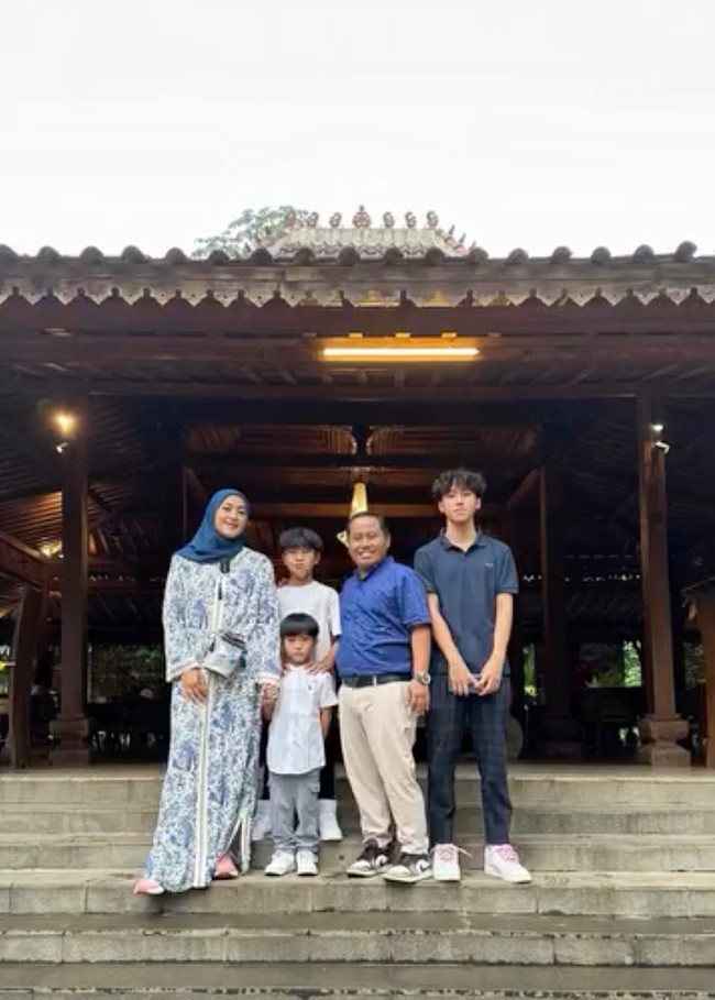 Sena merupakan anak pertama dari Narji dan Widiyanti. Ia memiliki 2 orang adik laki-laki bernama Nail Arahyadinata Mansyur dan Muhammad Faiq Ziandru Mansyur. Foto: Instagram/@diyan_narji