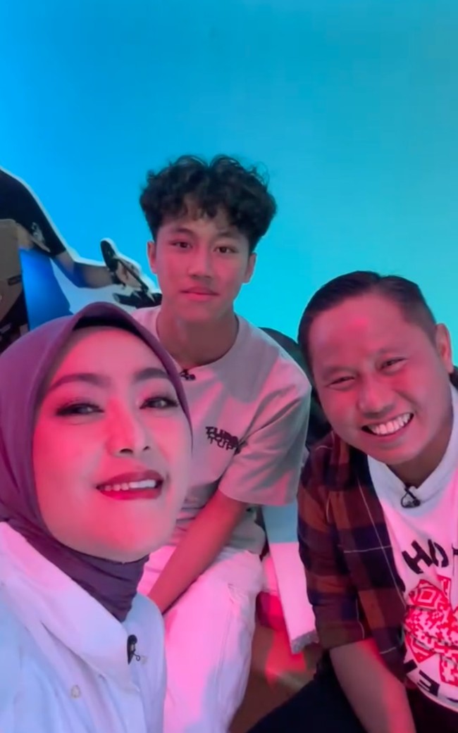 Sena juga sempat tampil sebagai bintang tamu di salah satu acara televisi bersama kedua orangtuanya. Hal itu terlihat dari unggahan sang bunda, Widiyanti. Foto: Instagram/@diyan_narji