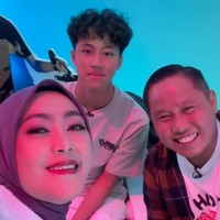 Sena juga sempat tampil sebagai bintang tamu di salah satu acara televisi bersama kedua orangtuanya. Hal itu terlihat dari unggahan sang bunda, Widiyanti. Foto: Instagram/@diyan_narji