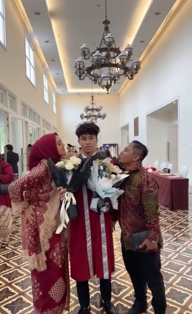 Putra sulung Narji Cagur berhasil curi atensi karena parasnya yang disebut-sebut good looking oleh para netizen. Jarang tersorot kamera, foto terbaru Dracaena atau yang akrab disapa Sena pun banjir pujian netizen. Foto: Instagram/@diyan_narji