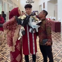 Putra sulung Narji Cagur berhasil curi atensi karena parasnya yang disebut-sebut good looking oleh para netizen. Jarang tersorot kamera, foto terbaru Dracaena atau yang akrab disapa Sena pun banjir pujian netizen. Foto: Instagram/@diyan_narji