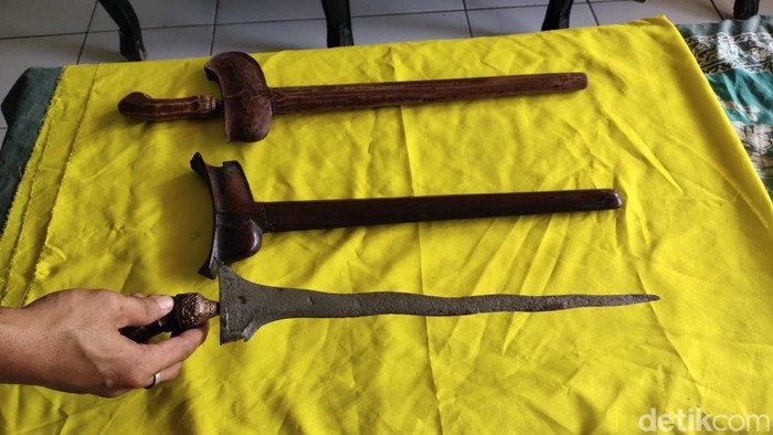 Dua buah keris dari keturunan Pangeran Poento yang dihibahkan ke Museum Negeri Sumsel