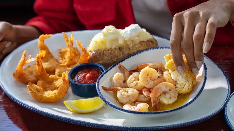 Duh! Restoran Ini Bangkrut Usai Adakan Promo Makan Udang Sepuasnya