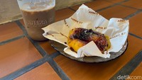 Seporsi colenak harganya Rp 45.000, cocok dinikmati dengan Es Kopi Susu Kacang seharga Rp 30.000. Foto: detikFood