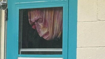 Lipatan Pada Tirai Ini Menciptakan Ilusi Wajah yang Siap Bikin Jantung Kaget Saat Melihatnya. Foto: Boredpanda