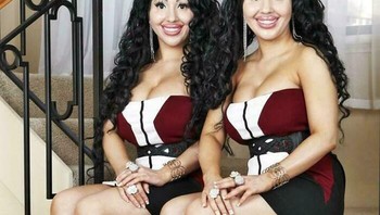 Ekspresi wajah perempuan kembar ini bikin sebagian orang takut. Foto: Boredpanda