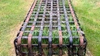 Kira-kira apa yang dilakukan orang ini hingga kuburannya pun musti dipagari besi. Foto: Boredpanda