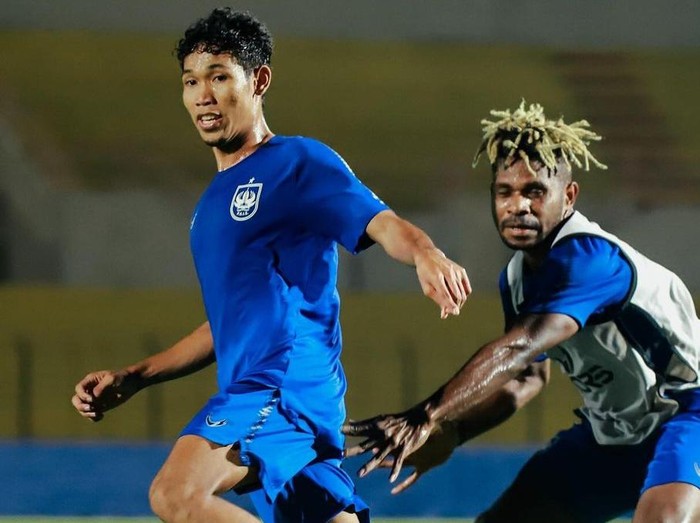 Foto: Pemain muda PSIS, Tri Setiawan dan Barnabas Sobor saat sesi latihan. Diunggah Jumat (17/5/2024).
