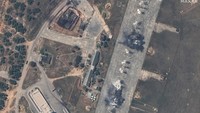Gambar satelit menunjukkan dampak serangan terhadap Pangkalan Udara Belbek di Krimea pada Kamis (16/5).