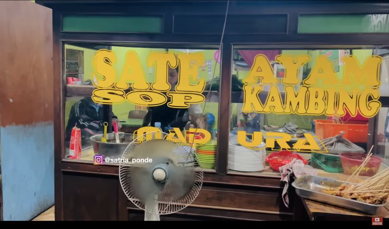 Gokil! Bule Ini Doyan Sate Kambing Sampai Makan 3 Porsi