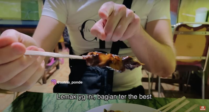 Gokil! Bule Ini Doyan Sate Kambing Sampai Makan 3 Porsi