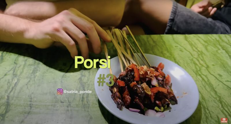 Gokil! Bule Ini Doyan Sate Kambing Sampai Makan 3 Porsi