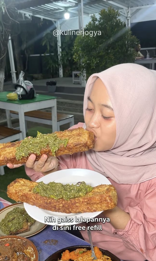 Gokil! Menu Roti Bakar Isi Indomie Sambal yang Nyeleneh di Jogja