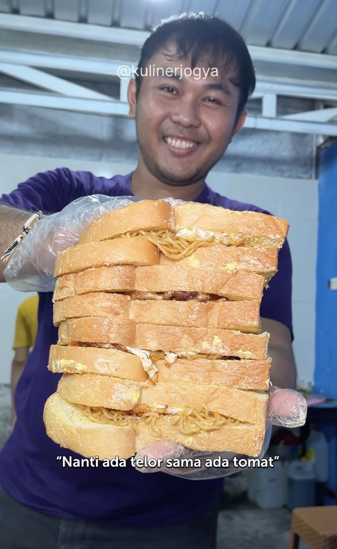 Gokil! Menu Roti Bakar Isi Indomie Sambal yang Nyeleneh di Jogja