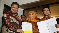 Ketua Umum Partai Golkar Airlangga Hartarto memberikan surat rekomendasi kepada Mantan Gubernur Jawa Timur Khofifah Indar Parawansa dan mantan Wakil Gubernur Jawa Timur Emil Dardak di Jalan Widya Chandra 3, Jakarta, Jumat (17/5/2024).