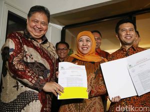 Ekspresi Khofifah-Emil Saat Diusung Golkar di Pilgub Jatim