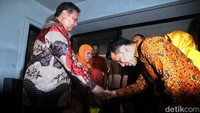 Pengumuman itu disampaikan langsung oleh Airlangga di kediaman dinasnya di Jalan Widya Chandra III, Jakarta Selatan, Jumat (17/5/2024). Sejumlah pejabat teras Golkar hadir, di antaranya Sekjen Golkar Lodewijk F Paulus, Bendahara Umum (Bendum) Dito Ganinduto, Waketum Doli Kurnia, dan Waketum Erwin Aksa.