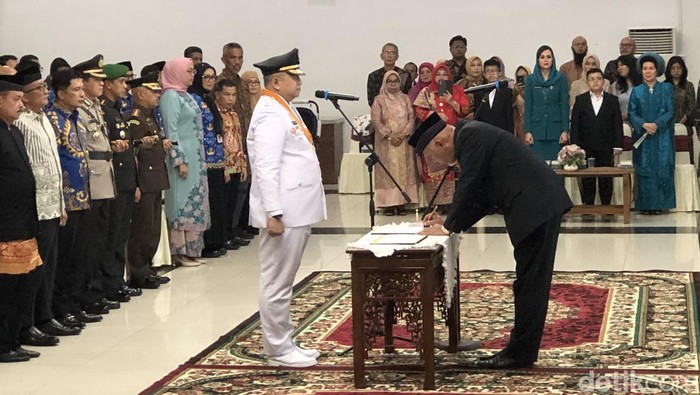 Gubernur Sumbar Mahyeldi melantik Sekda Padang Andree Algamar sebagai Penjabat (Pj) Wali Kota Padang. (M Afdal Afrianto/detikSumut)