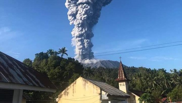 Gunung Ibu di Halmahera Barat.