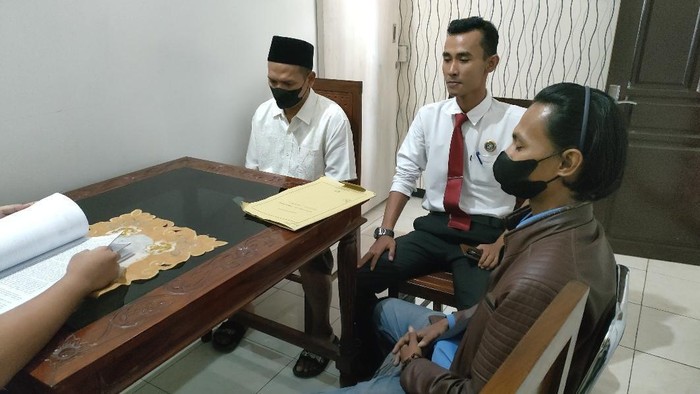 Guru ngaji tersangka peerkosa muridnya hingga hamil saat pelimpahan tahap 2 di Kejari Probolinggo
