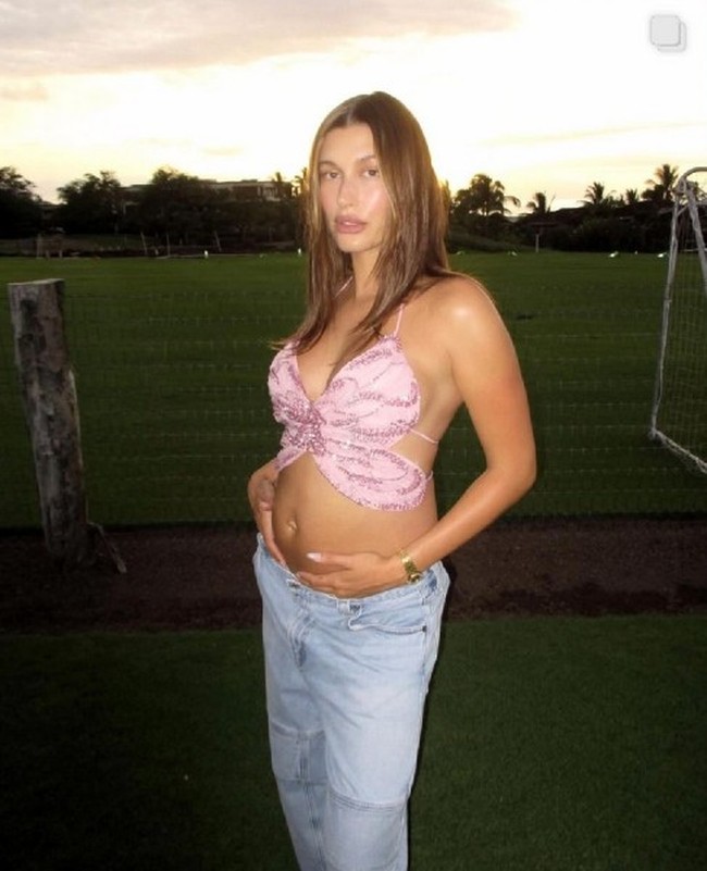 Hailey Bieber mengunggah sederet foto ke Instagram yang seolah-olah menggambarkan kesibukannya sepekan kemarin. Dalam foto-foto yang diunggah itu, beberapa menampilkan Hailey memamerkan perut hamilnya. Foto: Dok. Instagram @haileybieber