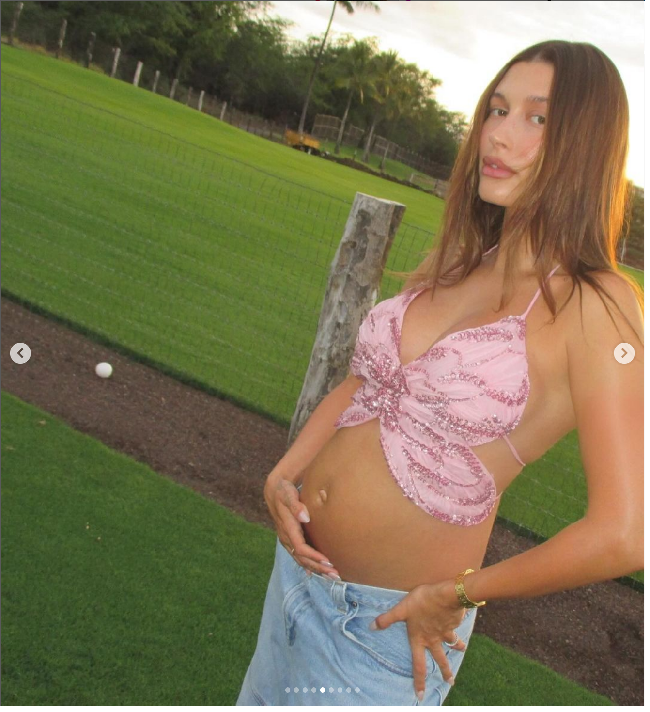 Seperti dikutip dari NBC, usia kehamilan Hailey Bieber sudah mencapai enam bulan. Bayi pasangan penyanyi dan model ini diperkirakan lahir pada Agustus - September 2024. Foto: Dok. Instagram @haileybieber