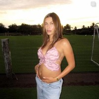 Hailey Bieber mengunggah sederet foto ke Instagram yang seolah-olah menggambarkan kesibukannya sepekan kemarin. Dalam foto-foto yang diunggah itu, beberapa menampilkan Hailey memamerkan perut hamilnya. Foto: Dok. Instagram @haileybieber