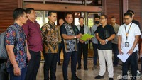 Majelis hakim Pengadilan Negeri (PN) Jakarta Pusat melangsungkan sidang pemeriksaan setempat (PS) di Blok 15 Kawasan GBK atau Hotel Sultan pada Jumat (17/5/2024). Adapun lokasi tersebut merupakan objek sengketa antara pengelola Hotel Sultan, PT Indobuildco dengan pemerintah.  