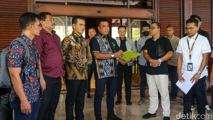 Hakim Cek Langsung Objek Sengketa Hotel Sultan Majelis hakim PN Jakarta Pusat melangsungkan sidang pemeriksaan setempat (PS) sengekta Hotel Sultan. Sidang dilakukan di lobi Hotel Sultan.