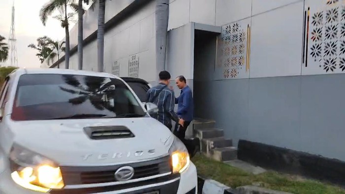 Harnojoyo keluar dari pintu samping Gedung Subarkah Polda Sumsel.