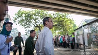 Heru dan rombongan berkeliling menyusuri lahan yang telah dibebaskan.