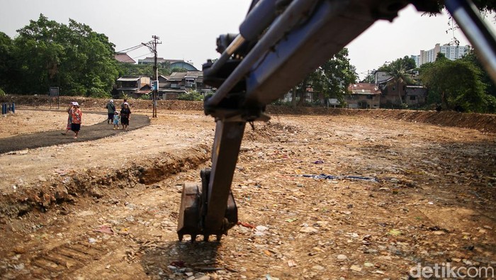 Heru Budi Tinjau Lahan Normalisasi Ciliwung di Rawajati Pj Gubernur DKI Jakarta, Heru Budi Hartono meninjau lokasi pembebasan lahan gusuran untuk pelebaran Sungai Ciliwung di Rawajati, Pancoran, Jakarta Selatan, Jumat (17/5/2024). Lahan tersebut bakal dikeruk untuk normalisasi Sungai Ciliwung yang sempat tertunda.