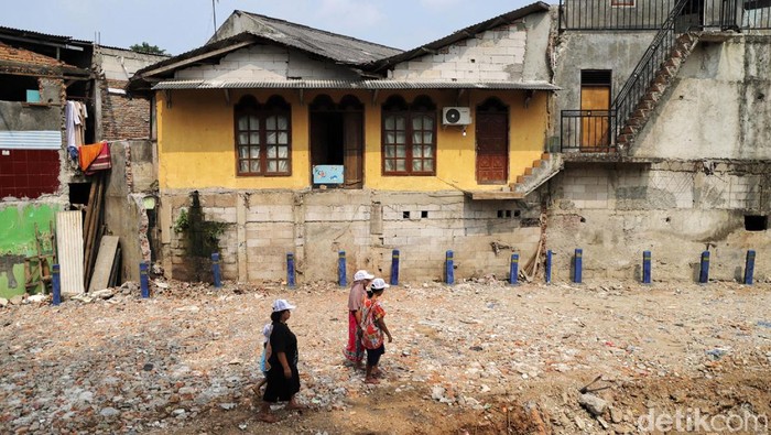 Pj Gubernur DKI Jakarta, Heru Budi Hartono meninjau lokasi pembebasan lahan gusuran untuk pelebaran Sungai Ciliwung di Rawajati, Pancoran, Jakarta Selatan, Jumat (17/5/2024). Lahan tersebut bakal dikeruk untuk normalisasi Sungai Ciliwung yang sempat tertunda.