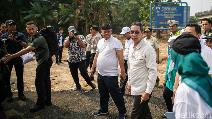 Heru Budi Tinjau Lahan Normalisasi Ciliwung di Rawajati Pj Gubernur DKI Jakarta, Heru Budi Hartono meninjau lokasi pembebasan lahan gusuran untuk pelebaran Sungai Ciliwung di Rawajati, Pancoran, Jakarta Selatan, Jumat (17/5/2024). Lahan tersebut bakal dikeruk untuk normalisasi Sungai Ciliwung yang sempat tertunda.