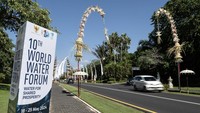 Pemerintah memasang penjor di sejumlah jalan protokol Bali untuk memeriahkan World Water Forum ke-10 yang akan berlangsung pada 18-25 Mei 2024.