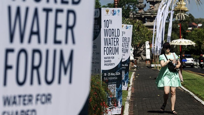 Wisatawan asing melintas di samping baliho World Water Forum ke-10 di kawasan Nusa Dua, Bali, Jumat (17/5/2024). Pemerintah memasang penjor, baliho dan spanduk di sejumlah jalan protokol di Bali untuk memeriahkan World Water Forum ke-10 yang akan berlangsung pada 18-25 Mei 2024. ANTARA FOTO/Nova Wahyudi/nym.