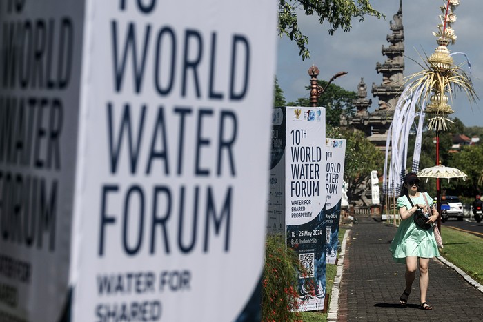 Wisatawan asing melintas di samping baliho World Water Forum ke-10 di kawasan Nusa Dua, Bali, Jumat (17/5/2024). Pemerintah memasang penjor, baliho dan spanduk di sejumlah jalan protokol di Bali untuk memeriahkan World Water Forum ke-10 yang akan berlangsung pada 18-25 Mei 2024. ANTARA FOTO/Nova Wahyudi/nym.