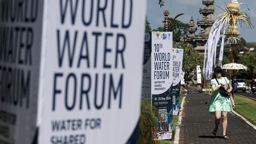 Wisatawan asing melintas di samping baliho World Water Forum ke-10 di kawasan Nusa Dua, Bali, Jumat (17/5/2024). Pemerintah memasang penjor, baliho dan spanduk di sejumlah jalan protokol di Bali untuk memeriahkan World Water Forum ke-10 yang akan berlangsung pada 18-25 Mei 2024. ANTARA FOTO/Nova Wahyudi/nym.