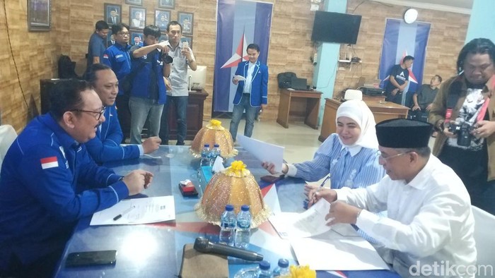 Ilham Arief Sirajuddin alias IAS (kanan) saat mendaftar Pilgub Sulsel di Demokrat Sulsel.