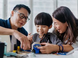 Mau Anak Lebih Cerdas di Sekolah? Kata Riset Ini, Kuncinya Ada di Ayah