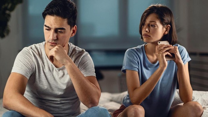 Cuek, acuh tak acuh, tidak peduli, risih.