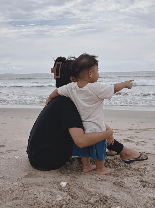 Setelah lahir pada September 2022, Indah dan Arie kompak merahasiakan wajah putra mereka. Banyak netizen yang berhasil dibuat penasaran dan ingin melihat wajah putra Arie dan Indah. Foto: Instagram/@indahpermatas